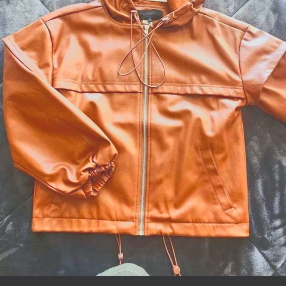 Kendall and Kylie - Picture 2 of 3